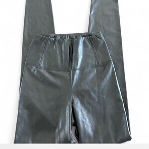 Wilfred Free Monochrome Label